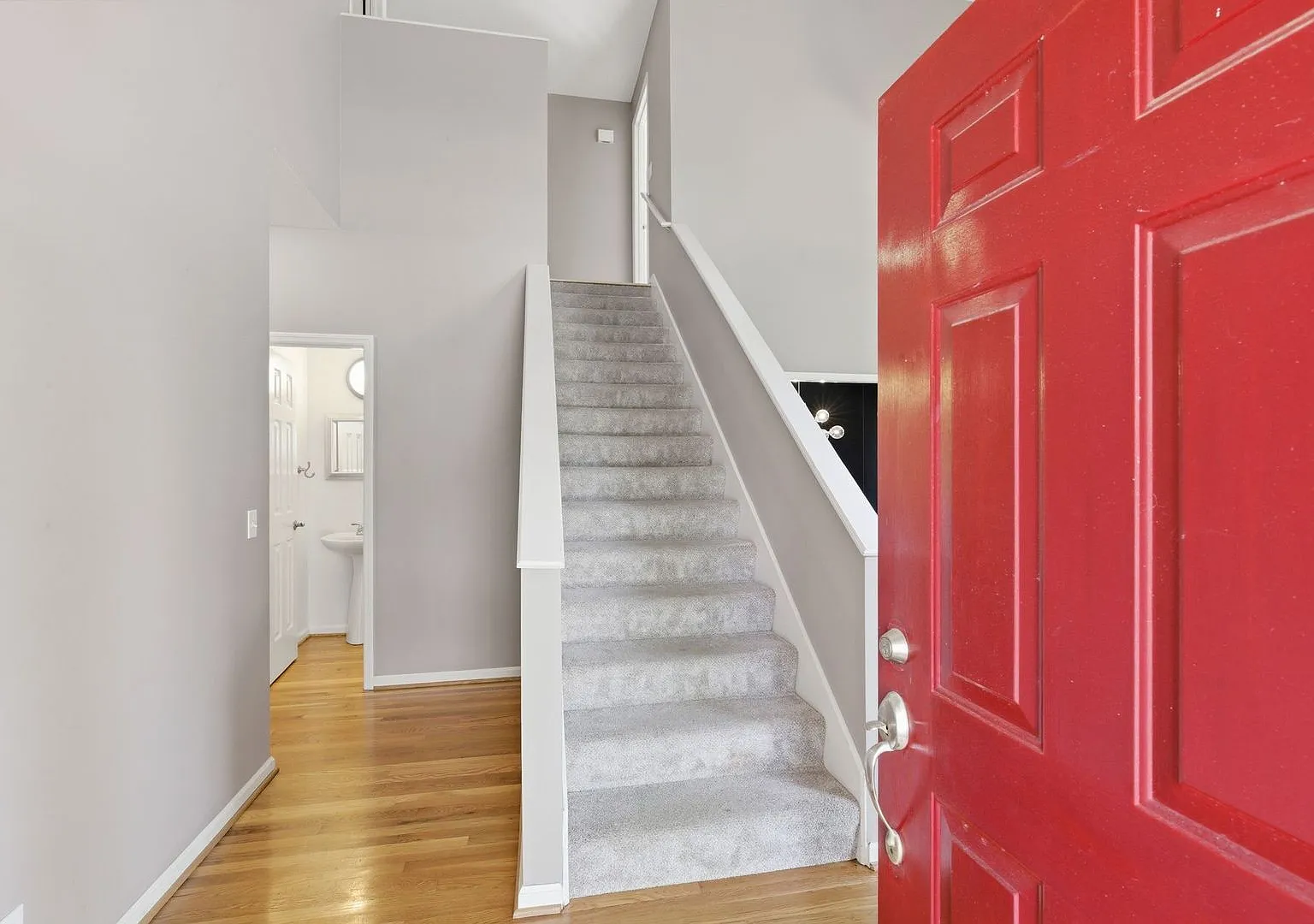 Nestled on a quiet cul-de-sac, this charming 3BR/2.5BA home offers an ideal Bellevue! — Photo 3