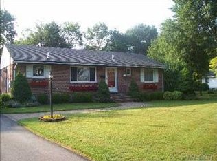 2 Bromley Pl, Greenlawn, NY 11740