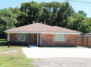 121 Mary Ln, Bacliff, TX 77518