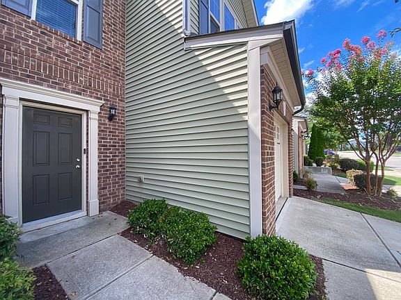 3rd image of 120 Tuftin Dr