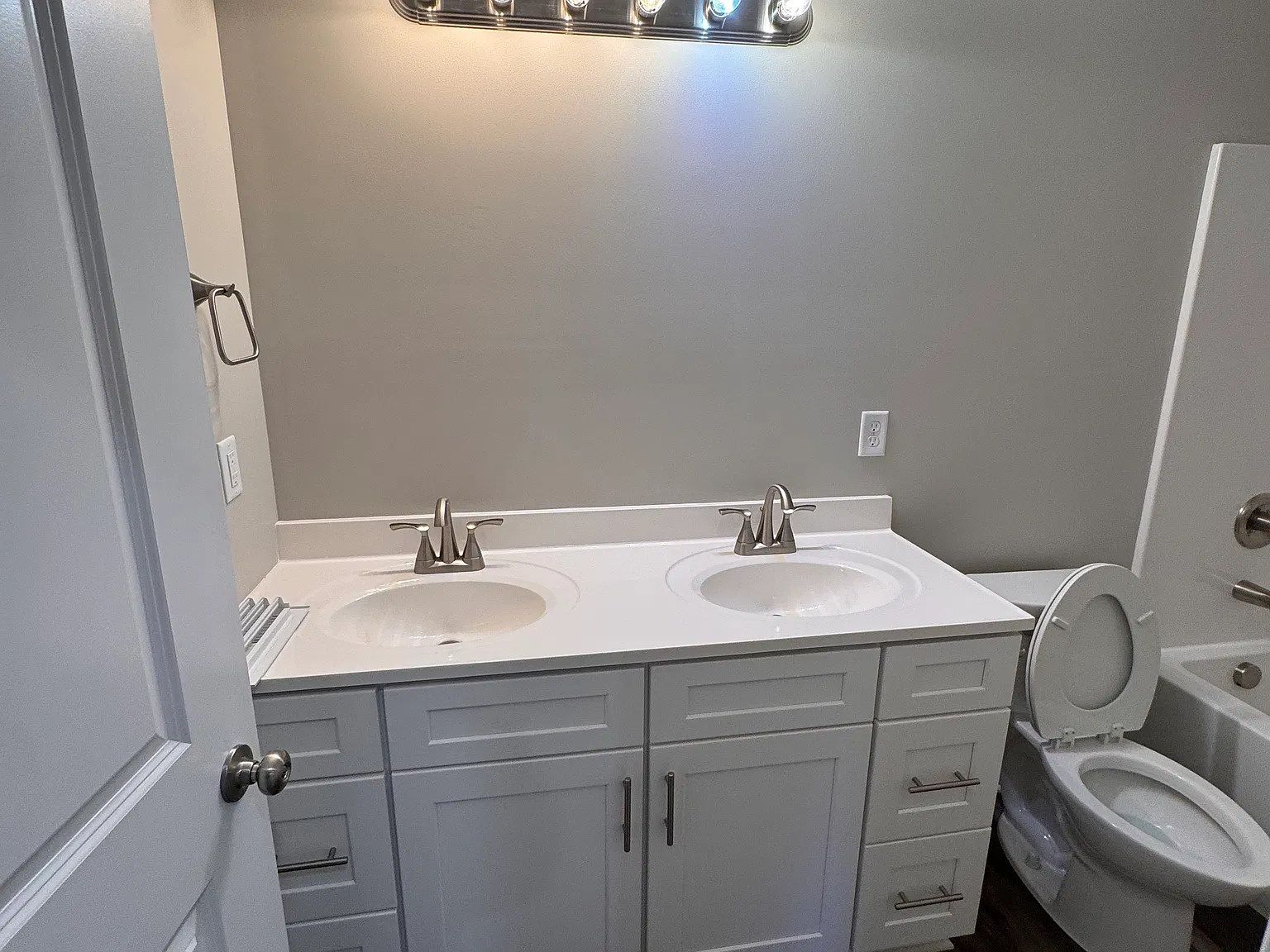 3 bed, 1200 sqft, $2,100 — Photo 4