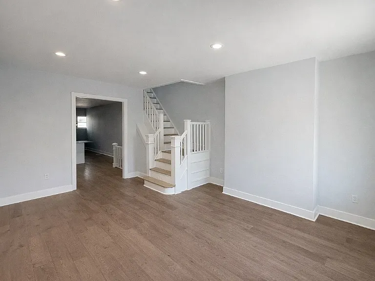 5515 Catharine St — Photo 3