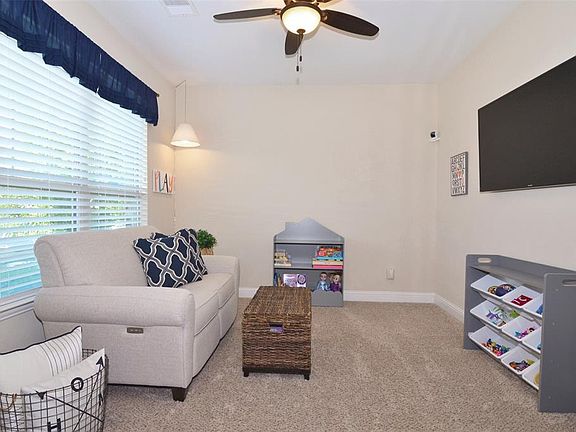 4th image of 921 Llano Falls Dr