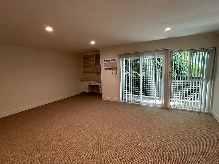 616 N Flores — Photo 16