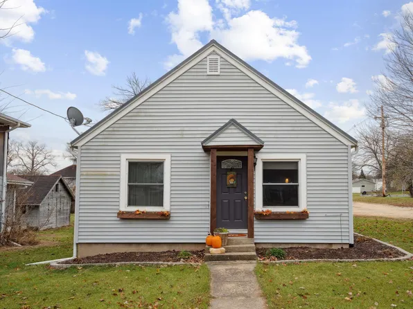 403 E Linn St, Coggon, IA 52218