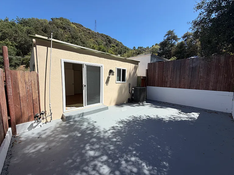 8535 Lookout Mountain Ave — Photo 41