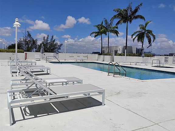 4th image of 275 NE 18th St APT 1201