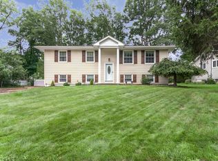 13 Highland Rd, Oak Ridge, NJ 07438