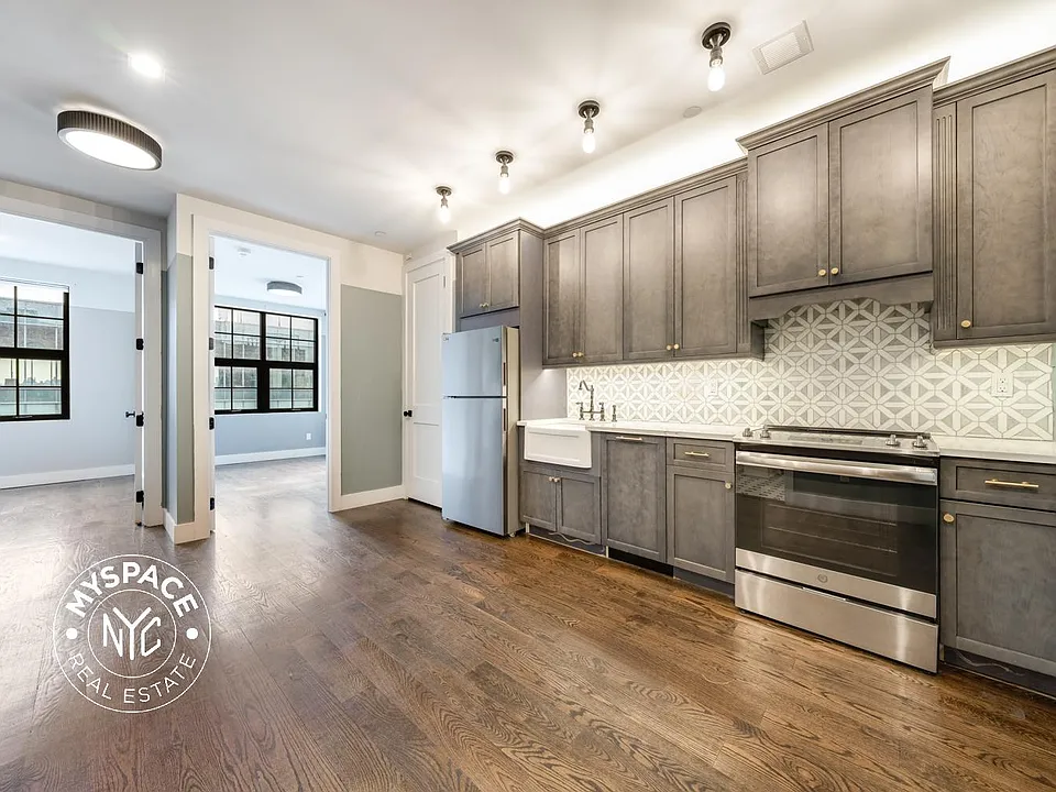 187 Kent Ave #703