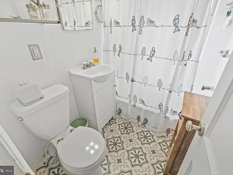 2422 S Oakland St — Photo 9