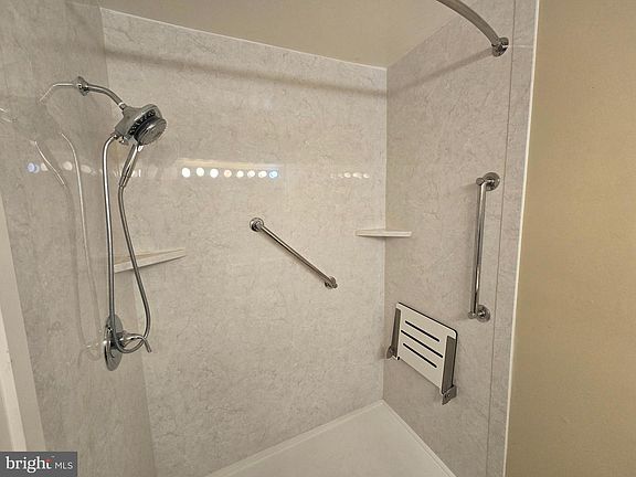 4th image of 5209 Le Parc Dr Unit 6-38