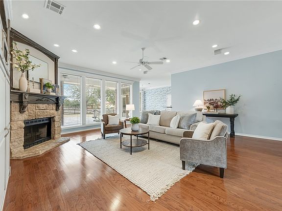 4th image of 4105 Sweetwater Dr