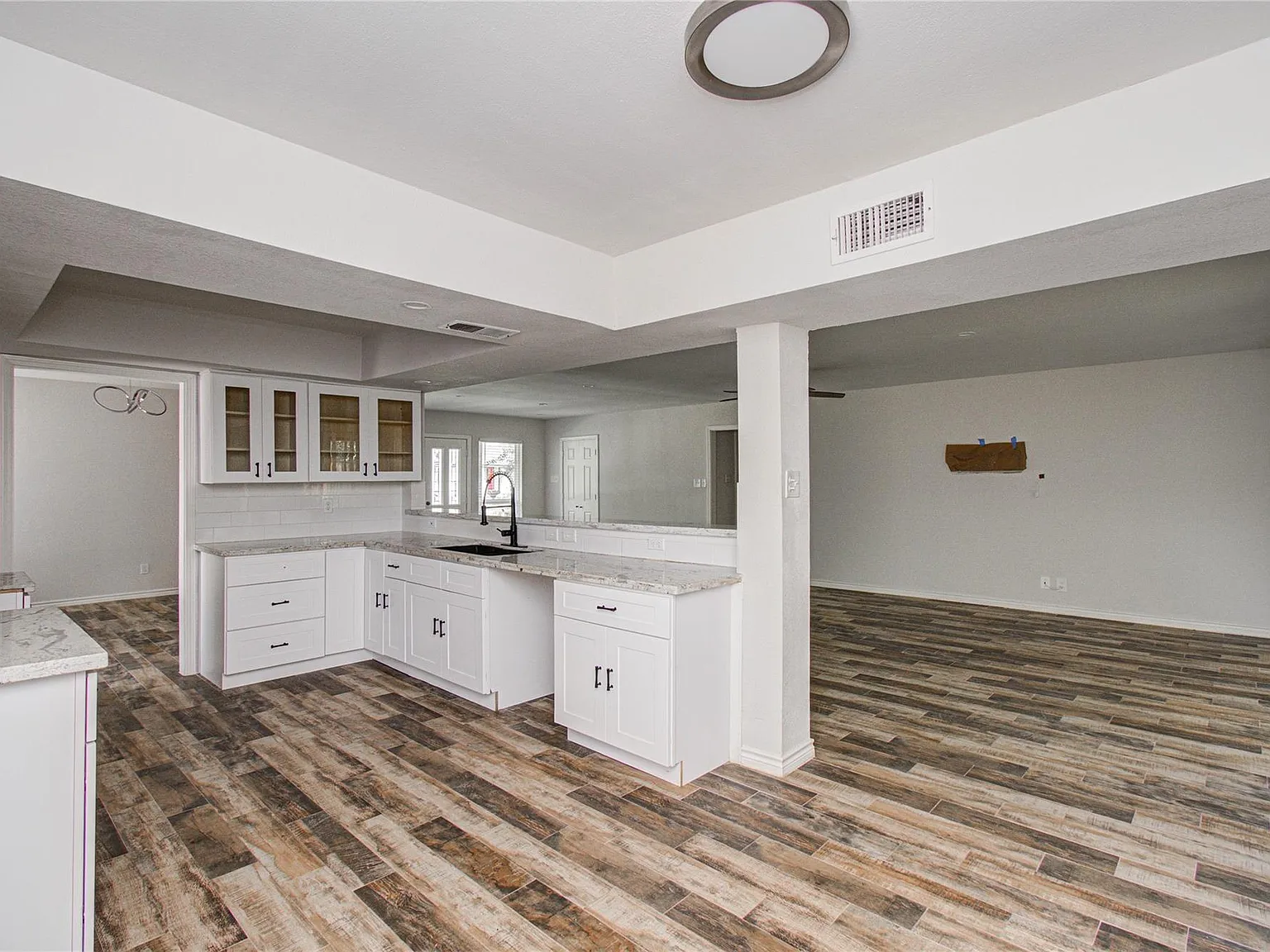 3 bed, 2.0 bath, 1900 sqft, $2,500 — Photo 2