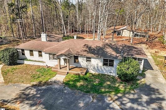 2nd image of 612 Skippers Lodge Rd