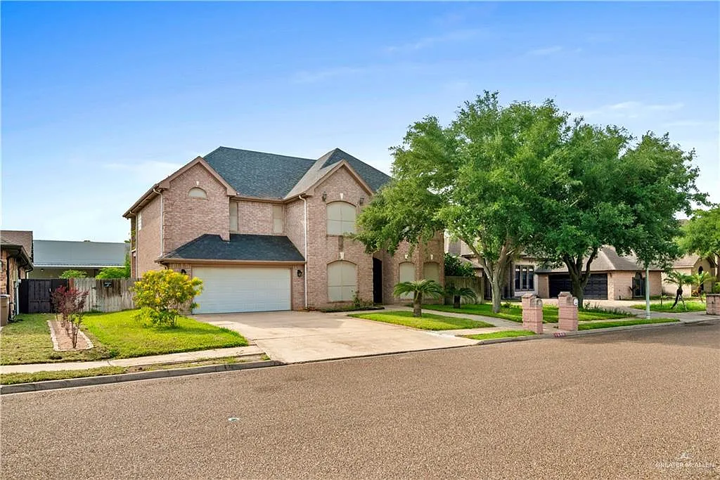 4 bed, 3.0 bath, 2700 sqft, $2,600 — Photo 1