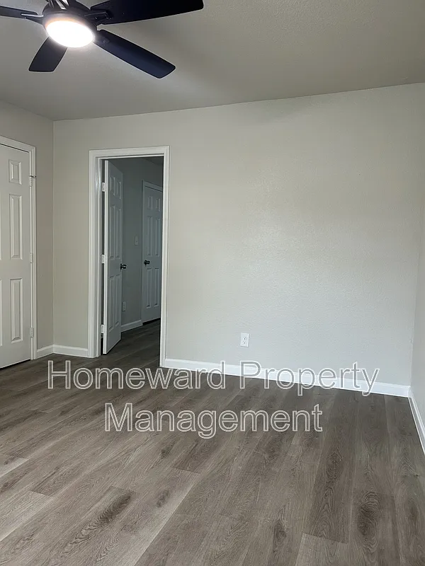 Building Photo - 407 N Justin Ave #C