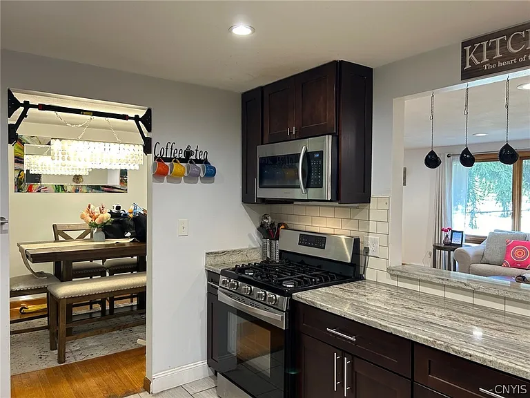 302 Oakridge Dr — Photo 8