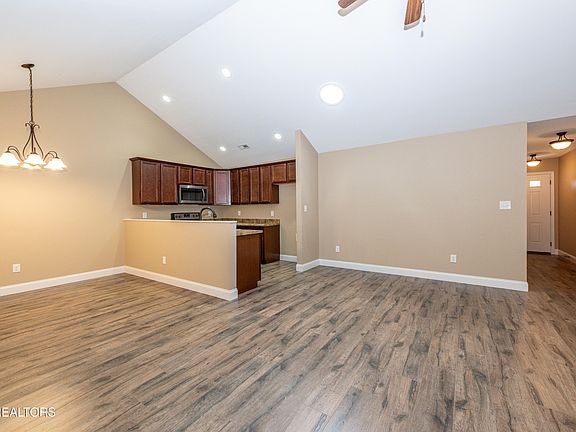4th image of 2755 Waters Place Dr