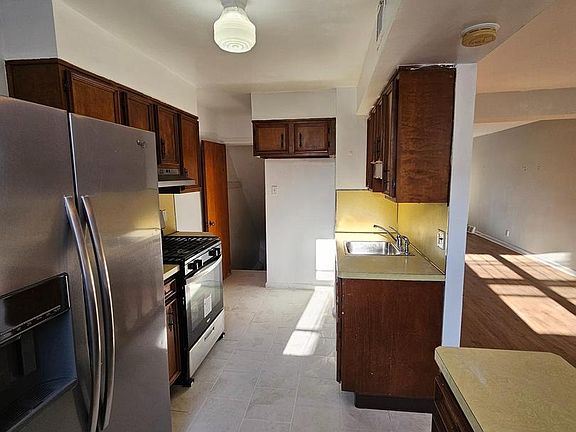 4th image of 2140 Stevens St