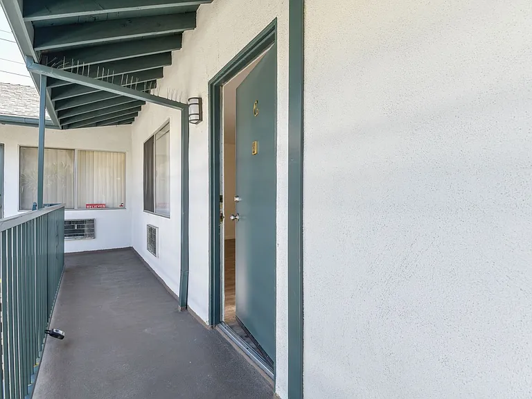 1799 N Hollywood Way — Photo 24