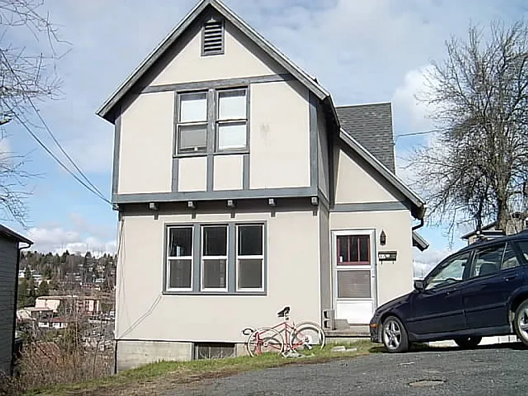935 NE Maple St — Photo 1