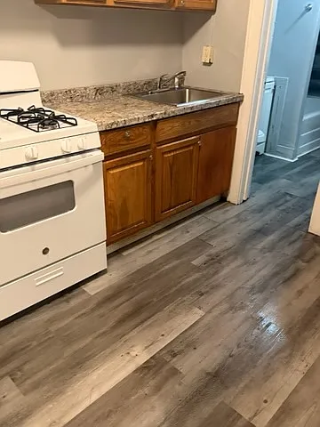4 bed, $1,600 — Photo 1