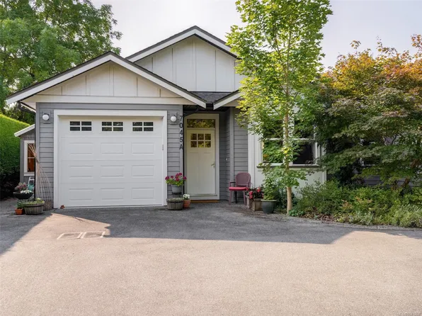 7045 Wallace Dr #A, Central Saanich, BC V8M 1E9