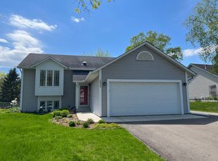 2820 Blue Ridge Dr, Woodbury, MN 55125