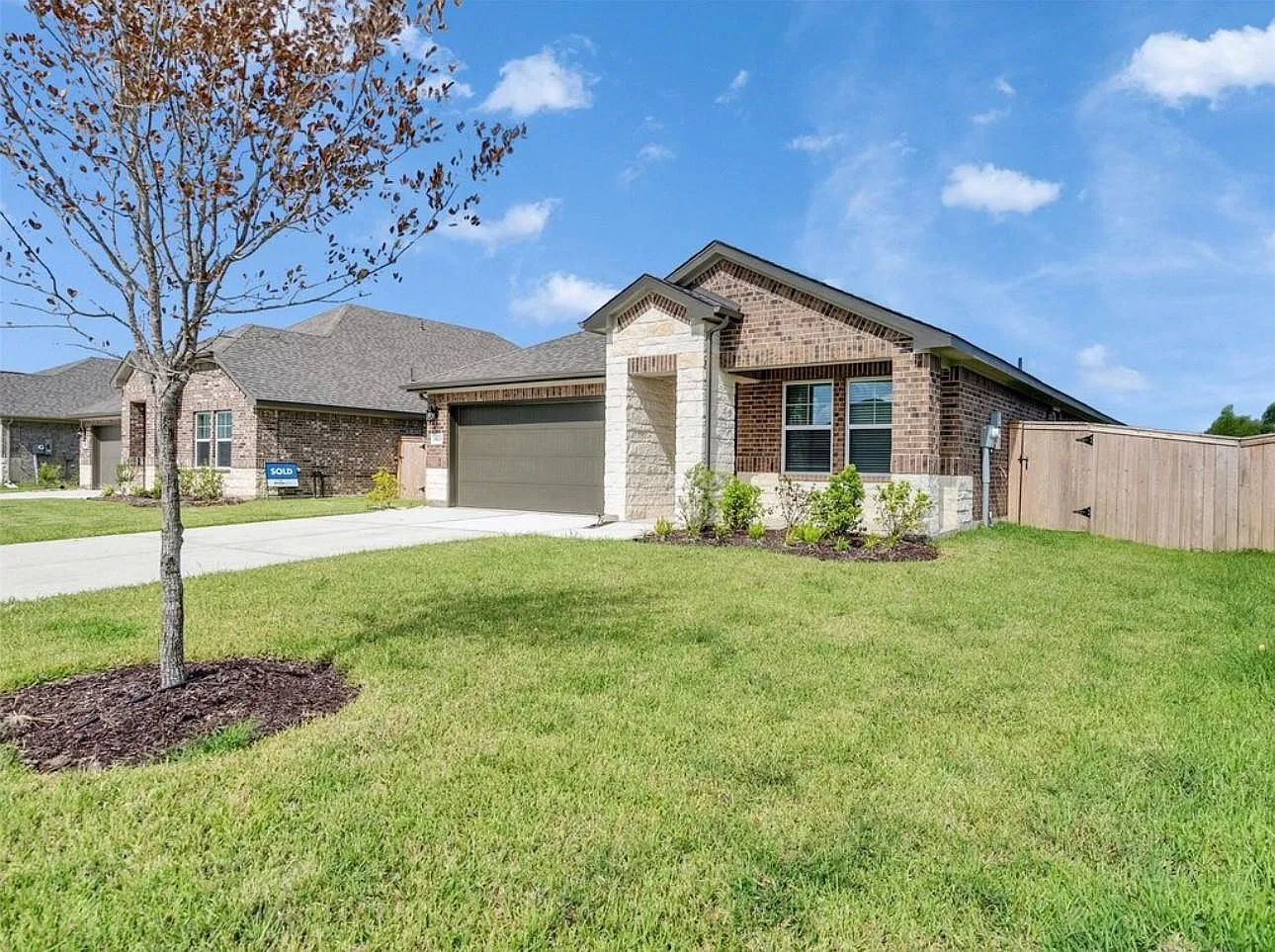 4 bed, 2.0 bath, 1690 sqft, $2,300 — Photo 2