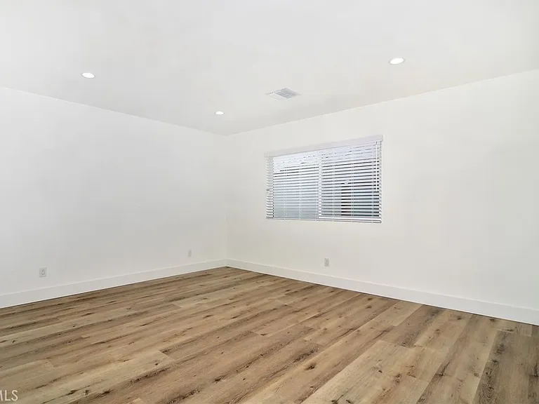 6363 Darby Ave — Photo 8