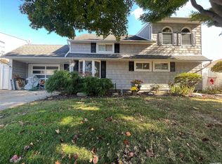 45 Blackbird Ln, Levittown, NY 11756