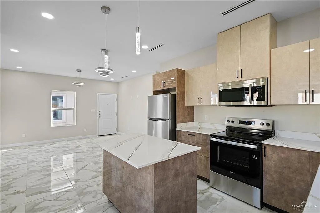 3 bed, 2.0 bath, 1125 sqft, $1,350 — Photo 2