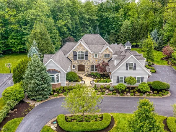 17399 Lookout Dr, Chagrin Falls, OH 44023