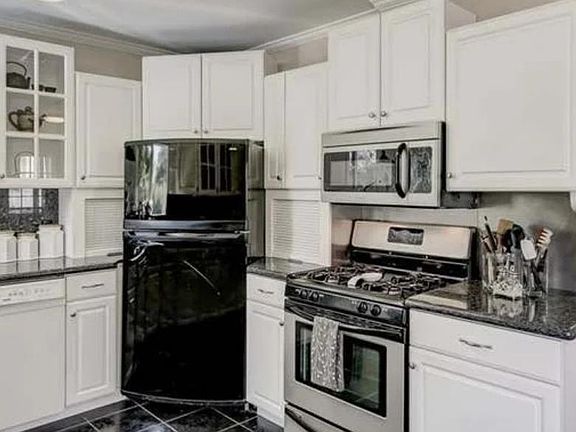 3rd image of 553 E 29th St
