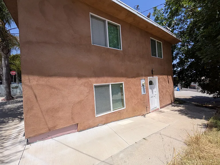 922 De La Fuente St — Photo 12