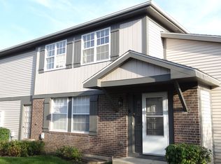 6 Wildwood Ct, Vernon Hills, IL 60061