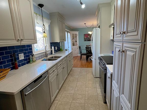 3rd image of 819 Pinecrest Ave