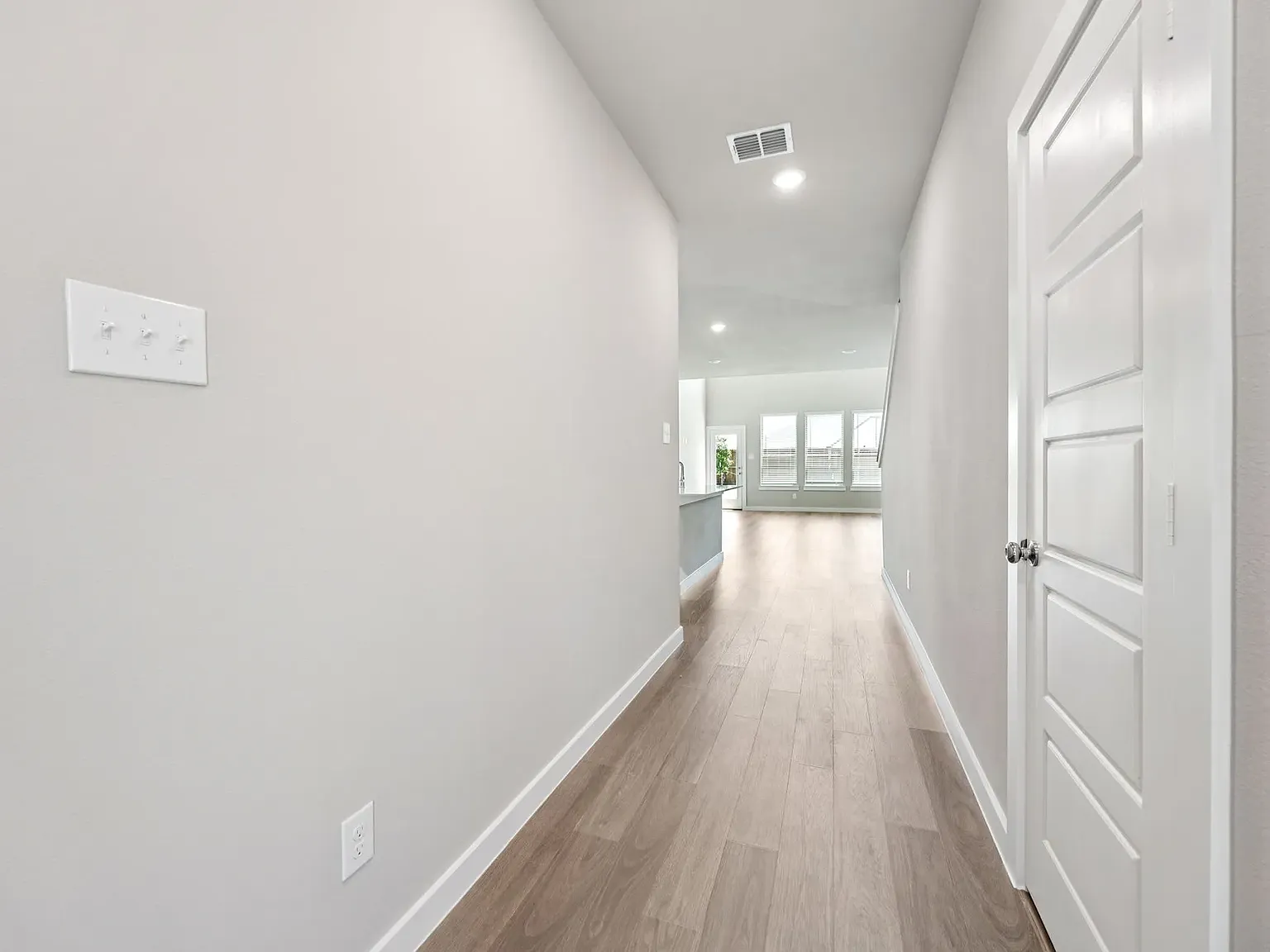 4 bed, 2.5 bath, 2280 sqft, $2,690 — Photo 2