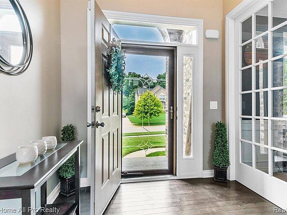 3rd image of 29958 Bradford Dr