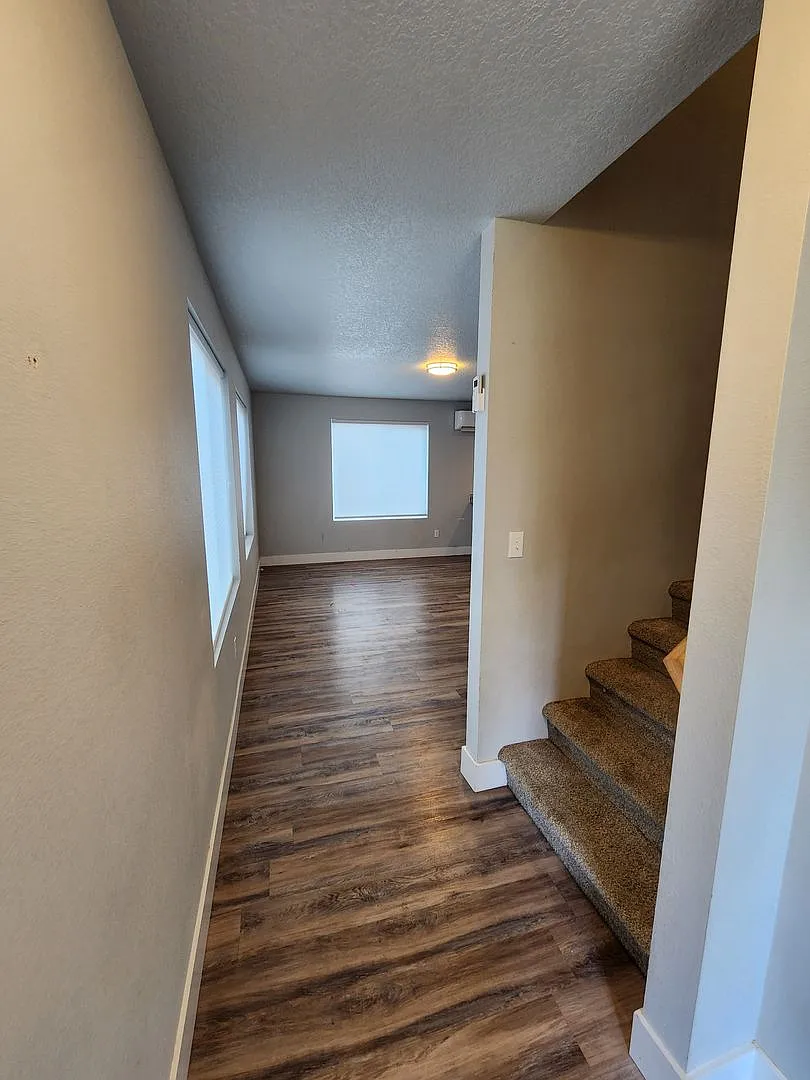 Oak St Duplex 205-207 — Photo 4