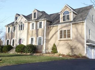 8 Wood St, Upton, MA 01568