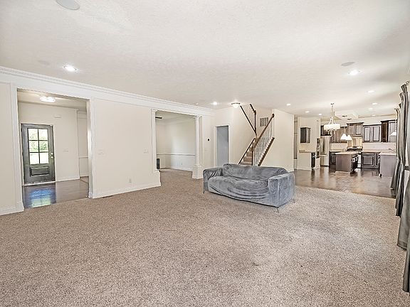 5th image of 8052 Maureen Dr