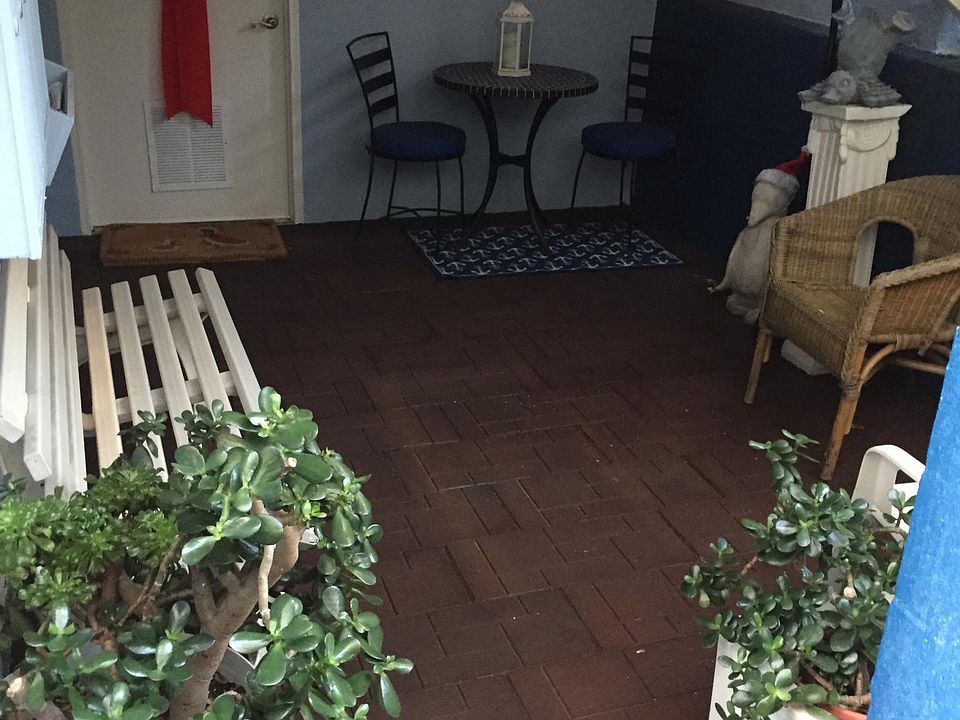 Entry to Laundryroom