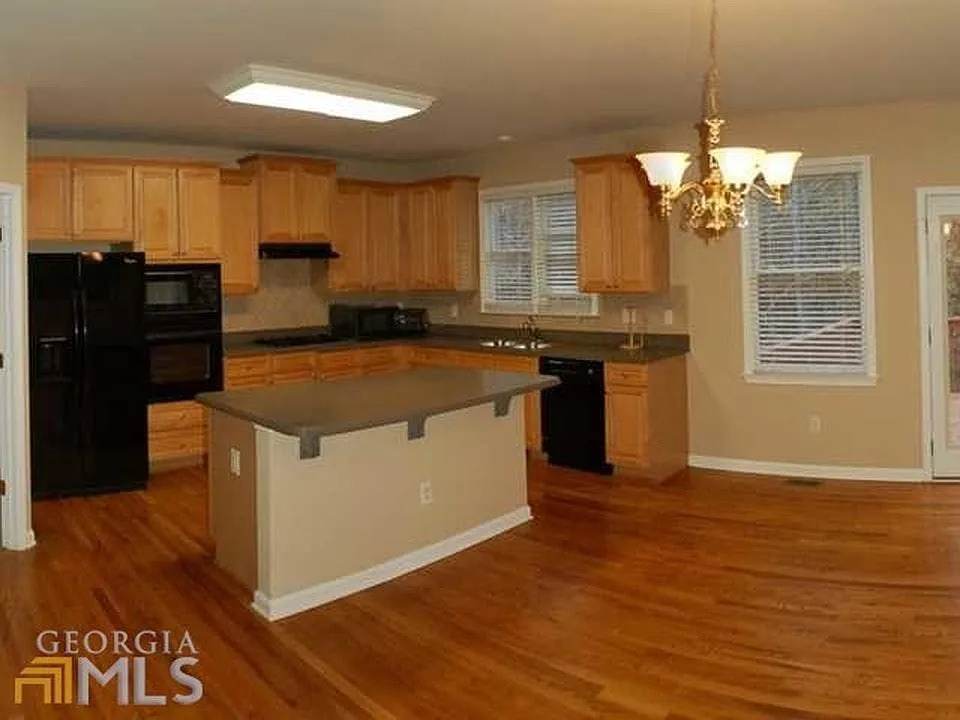 5 bed, 3797 sqft, $3,300 — Photo 4