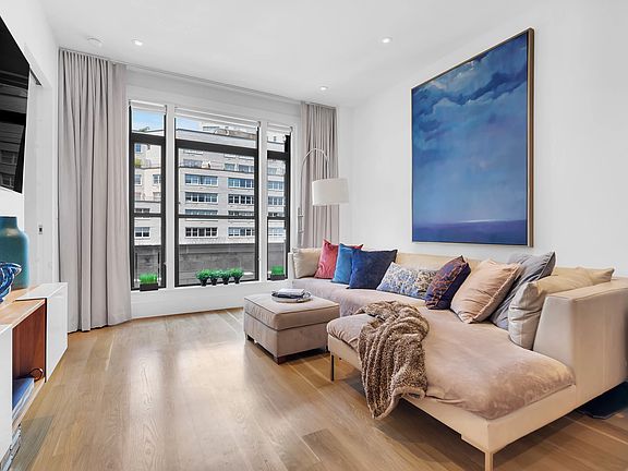 3rd image of 140 W 69th St #112