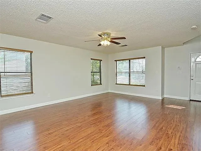 1208 Bradbury Ln — Photo 10