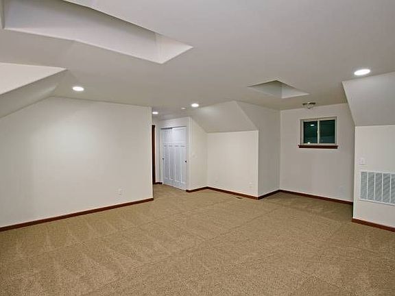 upper level bonus room