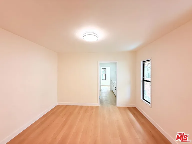 6132 Whitsett Ave — Photo 9
