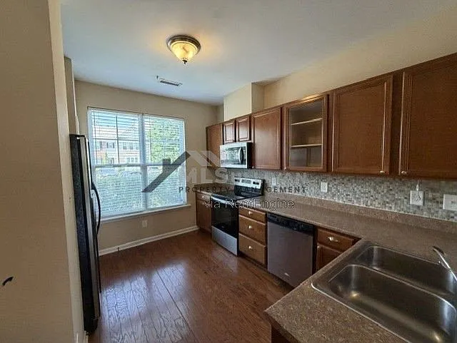 2 bed, 2.5 bath, 1298 sqft, $1,595 — Photo 4
