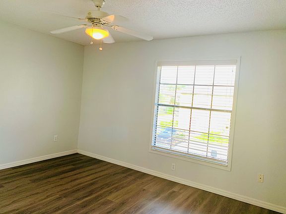 2nd image of 3212 Oak Lawn Pl